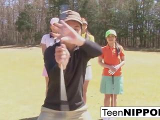 Lahodný ázijské násťročné holky hrať a hra na vyzliekanie golf: hd špinavé klip 0e