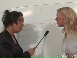 Bizarro professora cu a espancar loira lésbica