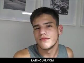 Heterosexual aficionado joven latino joven paid efectivo para homosexual orgía