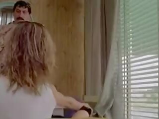 La ragazza dal pigiama giallo 1977 (threesome kerintis scena)