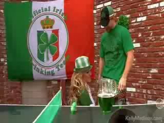 Busty vợ và xanh lục bia bắt đầu vì một vui vẻ st paddys ngày