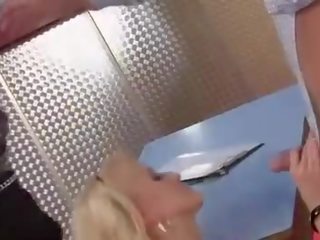 Blonde în bar lua viraj pe phallus cu foarte norocos youngster