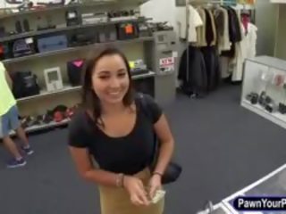Együgyű főiskolás lány baszik nál nél a pawnshop