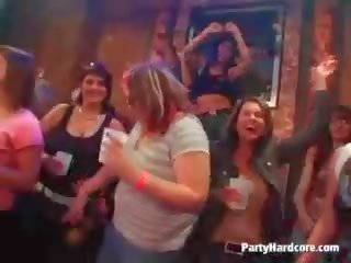 Foxy najstnice sluts ob divje umazano posnetek pri noč klub seks zabava