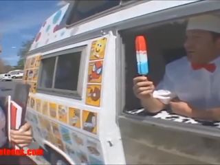 Icecream truck ragazza prende di più di icecream in trecce