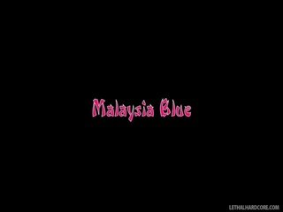 אקזוטי malaysia כָּחוֹל מתפשט ו - עמדות עַל גַבֵּי ה ספה