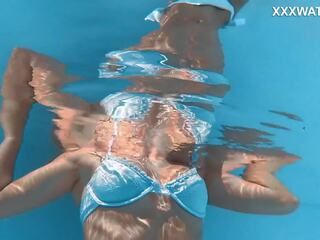 Úszás medence nudista akció által elragadó euró femme fatale candee