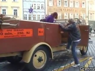 Mladý youth ofina babičky turistický