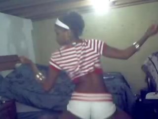 Amateur afrikaans dances wild op webcam