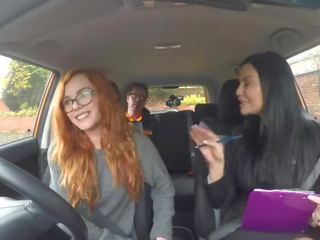 उल्लू बनाना driving स्कूल उल्लू बनाना प्रशिक्षकों असाधारण कार बकवास साथ बस्टी ब्लोंड ढीठ लड़की