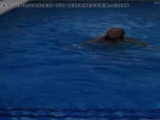 Beguiling bella e grassa (bbw) milf in il nuoto piscina