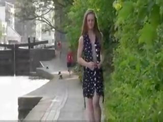 Guapa británica adolescente laura es hothorny y en público