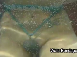 Kaksi sidottua lesbot submerge sisään vesi