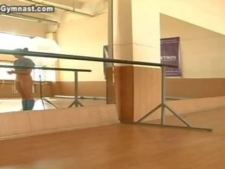 魅力的 ティーンエイジャー 体操選手 で マスク セックス フィルム movs