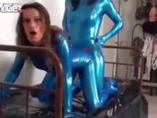 Lüstern latex amateur fiona gebohrt mit ein gurt auf