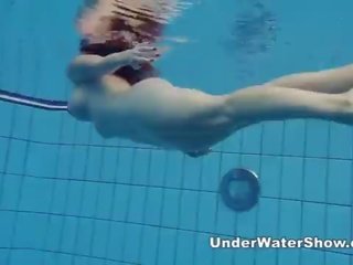 Redheaded bejba plavanje goli v na bazen