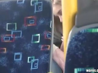 Youth espectáculos un pareja teniendo adulto película en la autobús