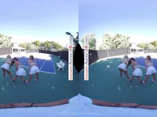 Nerātnas amerika meitenes spēlēt ar teniss instructor