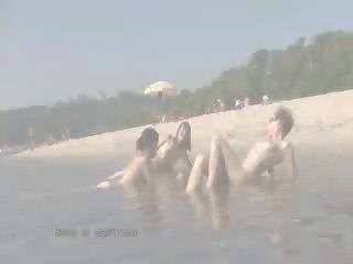 Ein öffentlich strand heats nach oben mit zwei herrlich puppe nudists