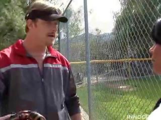 Okouzlující bruneta mladý žena dostane v prdeli podle ji softball coach