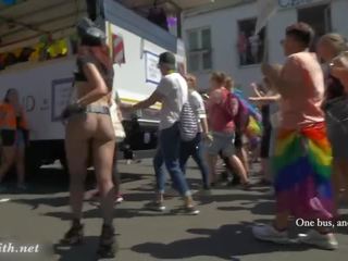 Captivating jeny smith en christopher calle día parade en cologne. con público desnuda escenas