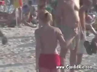 2 τόπλες ευρωπαϊκό babes hooking στο copacabana παραλία