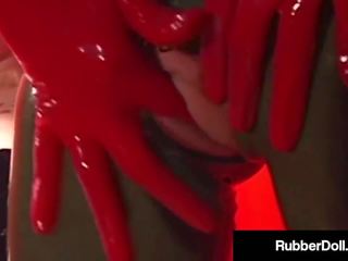 Femdom lateks karaliene rubberdoll fucks blondīne vergs: sekss saspraude b1