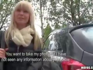 Кокетливий чешка молодий жінка заднє сидіння трахкав для готівка