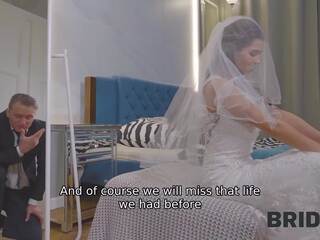 Bride4k. vīrietis fucks terrific serina gomez noskūtas vāvere kamēr viesi ir gaidīšana par viņiem