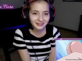 18yo youtuber fica lascivious a assistir hentai durante o córrego e masturba - emma fiore