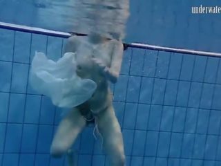 Speciális cseh tini szőrös punci -ban a medence