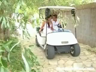 Une fille et son swain sont au volant autour en une golf cart. soudain ils arrêtez et la youngster begins à toucher la fille jusqu'à,