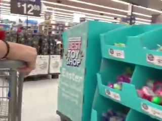 Een echt gril recording een smashing kuiken bij walmart -