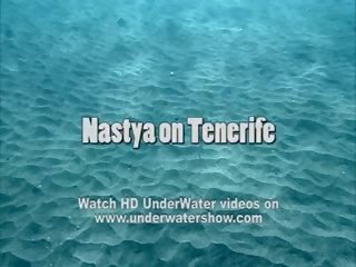 Nastya plavání akt v the moře