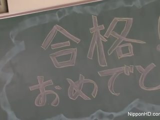 Sexually aroused japanska läraren fucks själv i en klassrummet