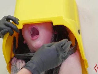 Goth vriendin bonsde in bips door verpleegster met reusachtig strapon