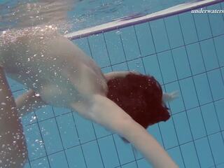 Cseh tini sima -ban a nyilvános úszás medence meztelen